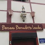 La Berceau De Bernadette - Bernadette's Cradle - Near Bernadette'house 3*