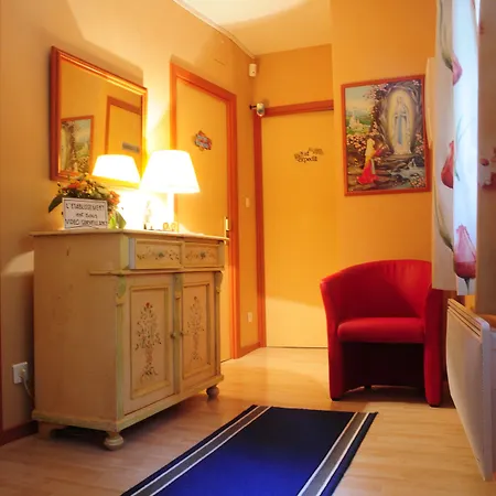 La Berceau De Bernadette - Bernadette's Cradle - Near Bernadette'house Bed and Breakfast