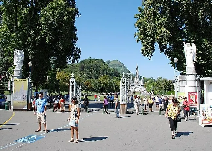 La Berceau De Bernadette - Bernadette's Cradle - Near Bernadette'house לינה וארוחת בוקר