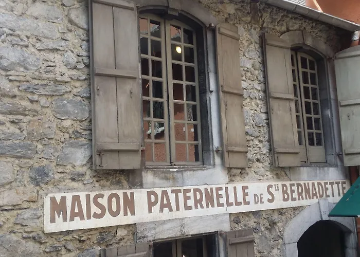 La Berceau De Bernadette - Bernadette's Cradle - Near Bernadette'house לינה וארוחת בוקר