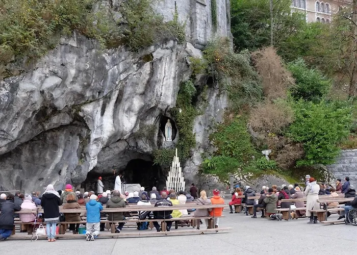 לינה וארוחת בוקר La Berceau De Bernadette - Bernadette's Cradle - Near Bernadette'house